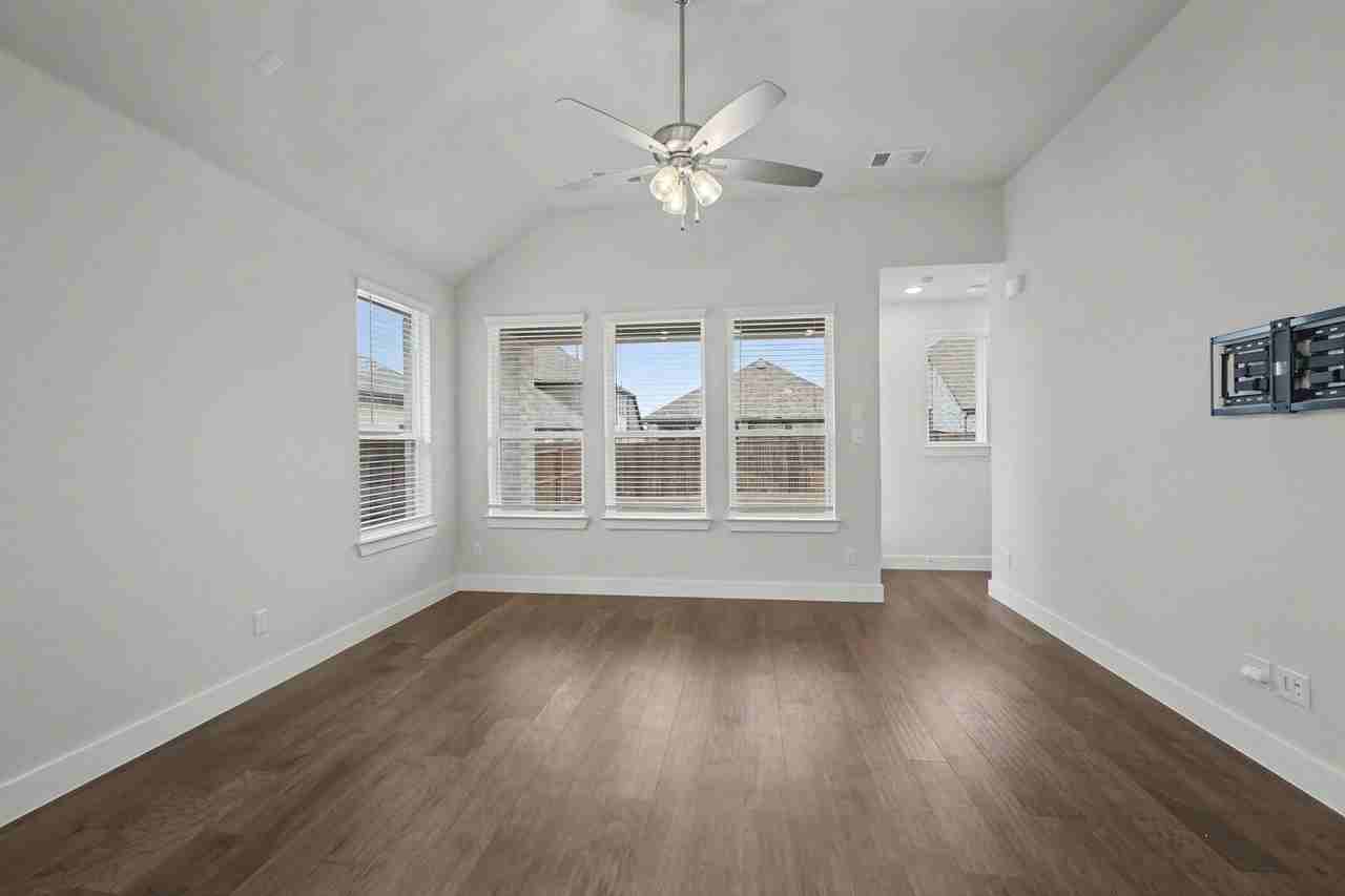 625 Brockwell Bnd - Photo 3 of 21
