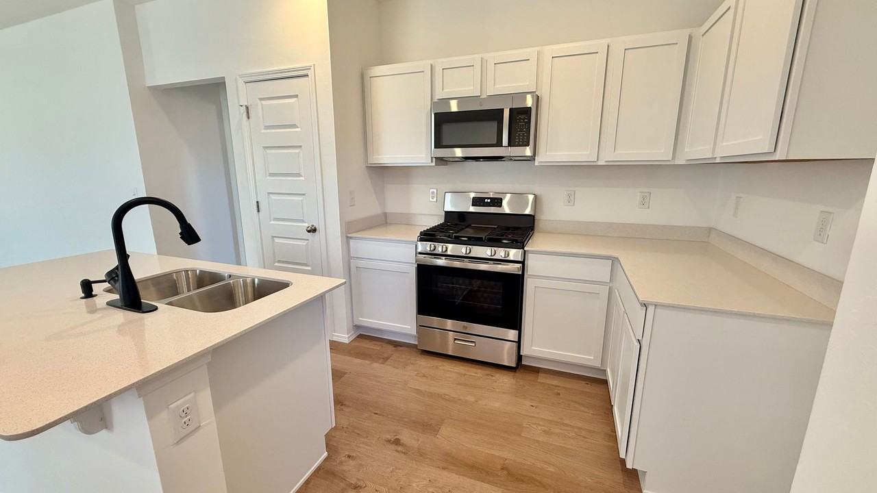 9313 Nw 128th St - Photo 7 of 21