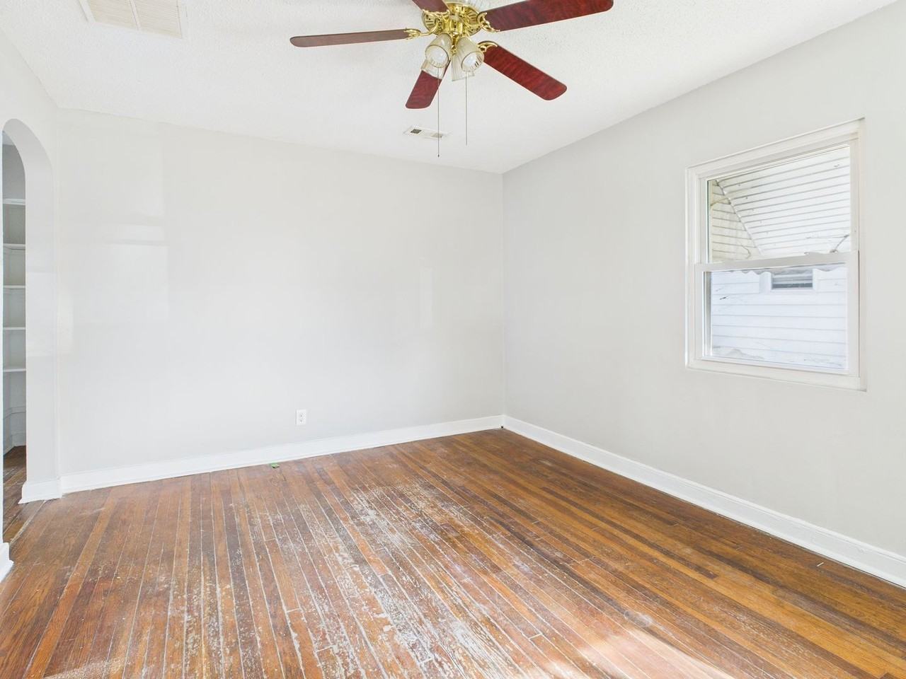 2606 Redwood Ave - Photo 2 of 9