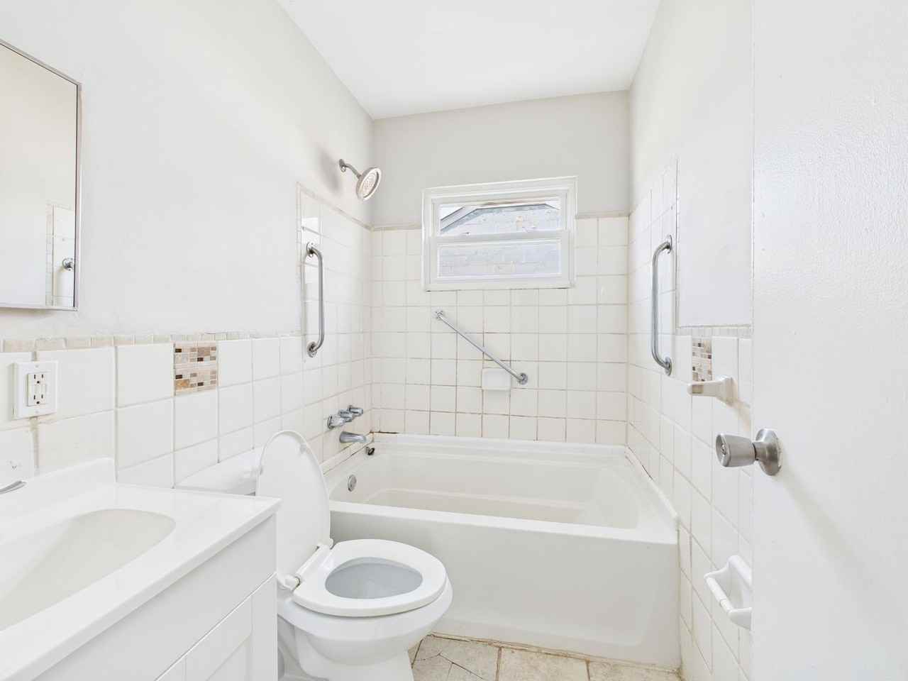 2606 Redwood Ave - Photo 4 of 9