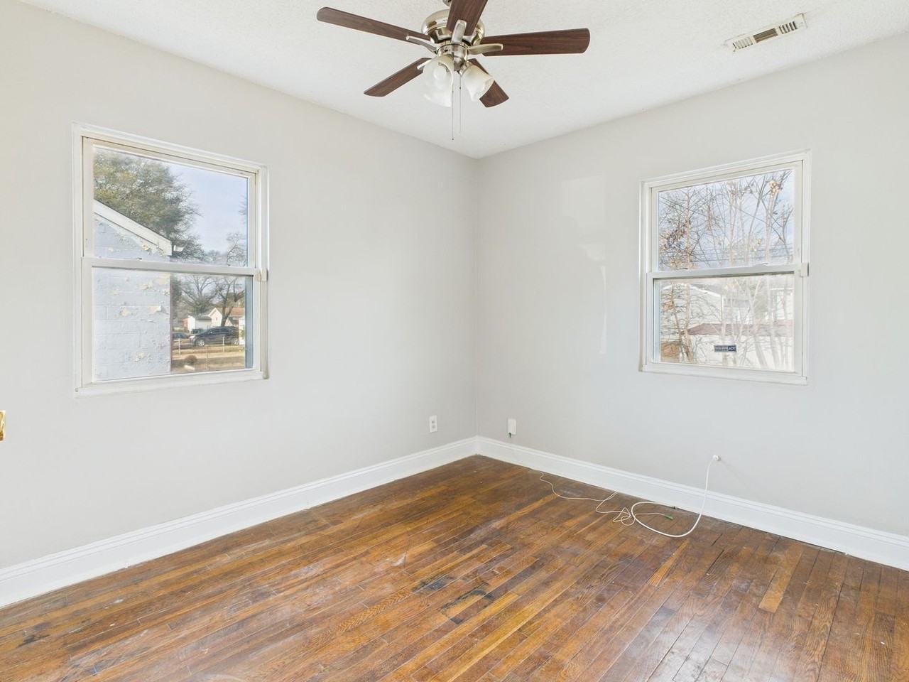 2606 Redwood Ave - Photo 5 of 9