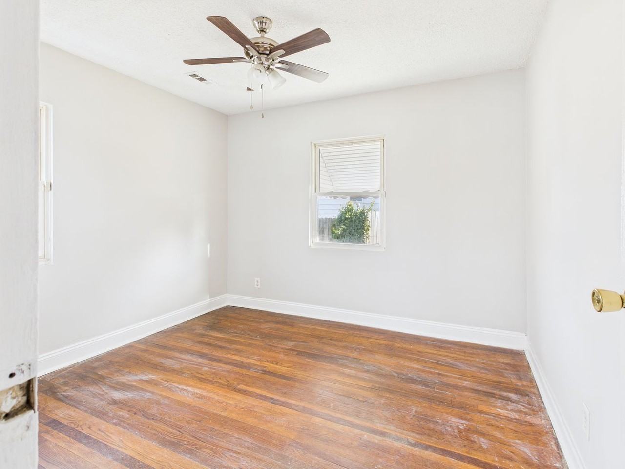 2606 Redwood Ave - Photo 6 of 9