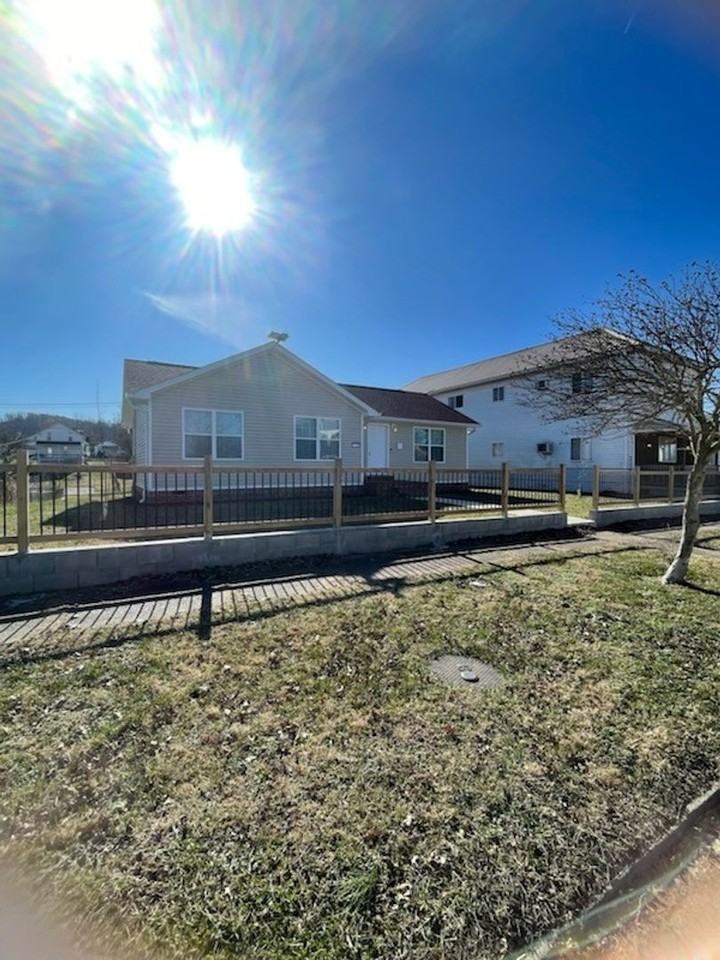 1739 Jefferson Ave - Photo 2 of 11