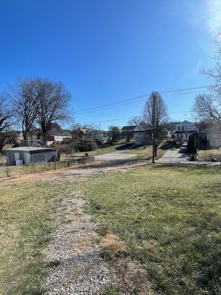 1739 Jefferson Ave - Photo 4 of 11