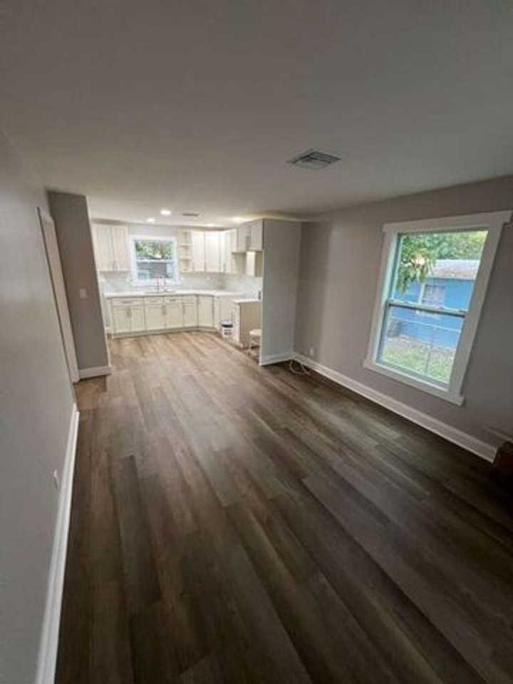 932 31st St - Photo 3 of 10