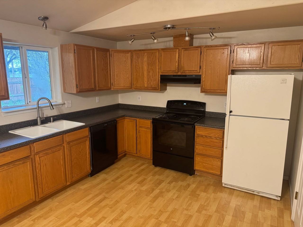 888 S 32nd Pl - Photo 3 of 11