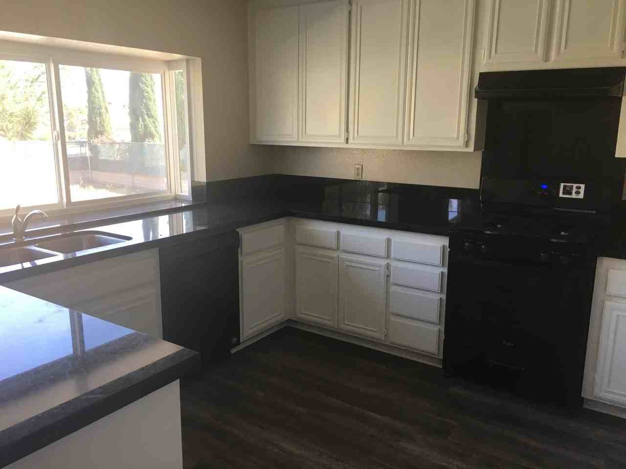 901 Brandywine Ln - Photo 3 of 30