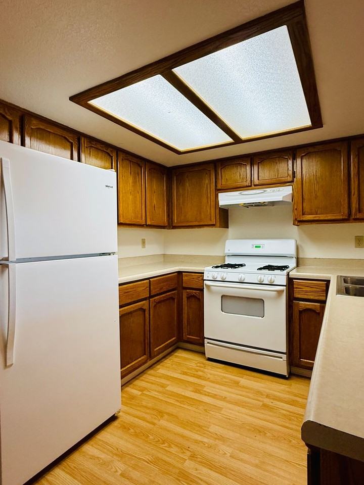 247 E Upjohn Ave - Photo 4 of 27