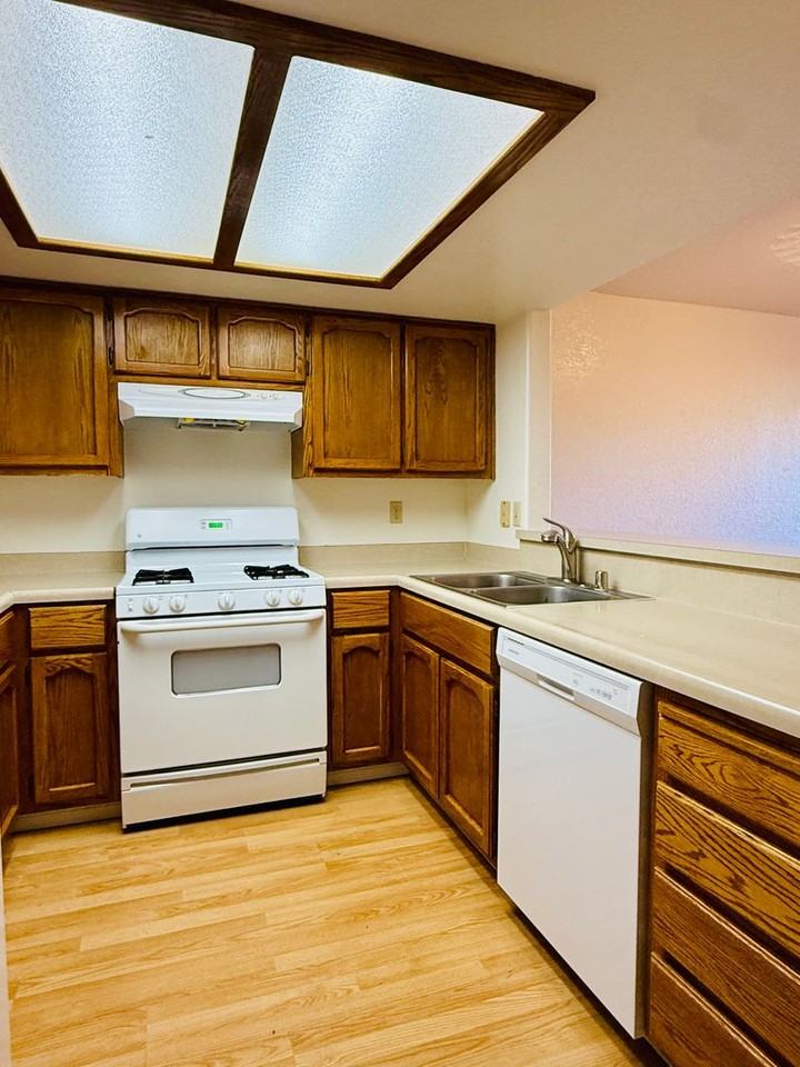 247 E Upjohn Ave - Photo 5 of 27