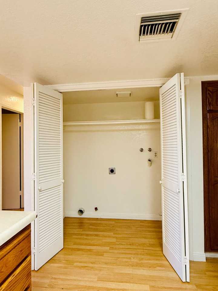 247 E Upjohn Ave - Photo 7 of 27