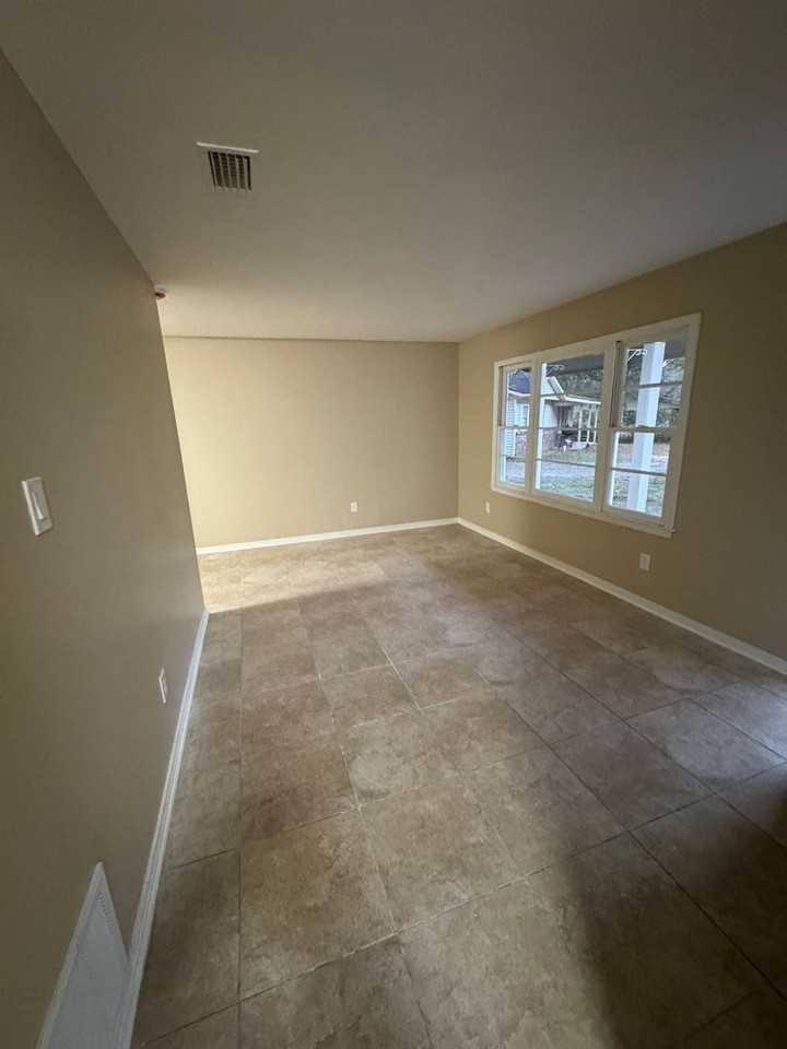 6805 Stinson Ct - Photo 4 of 11