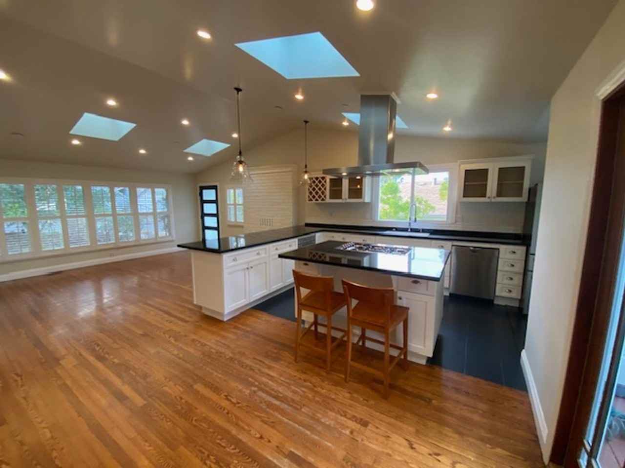 1122 Miles Ave - Photo 7 of 39