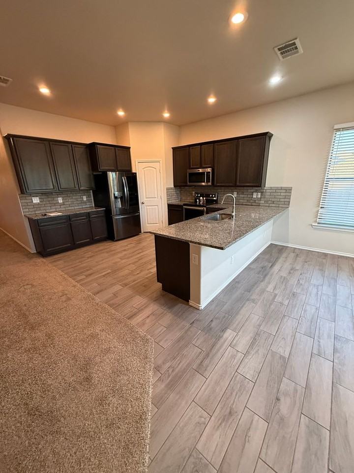 7401 103rd St - Photo 4 of 13