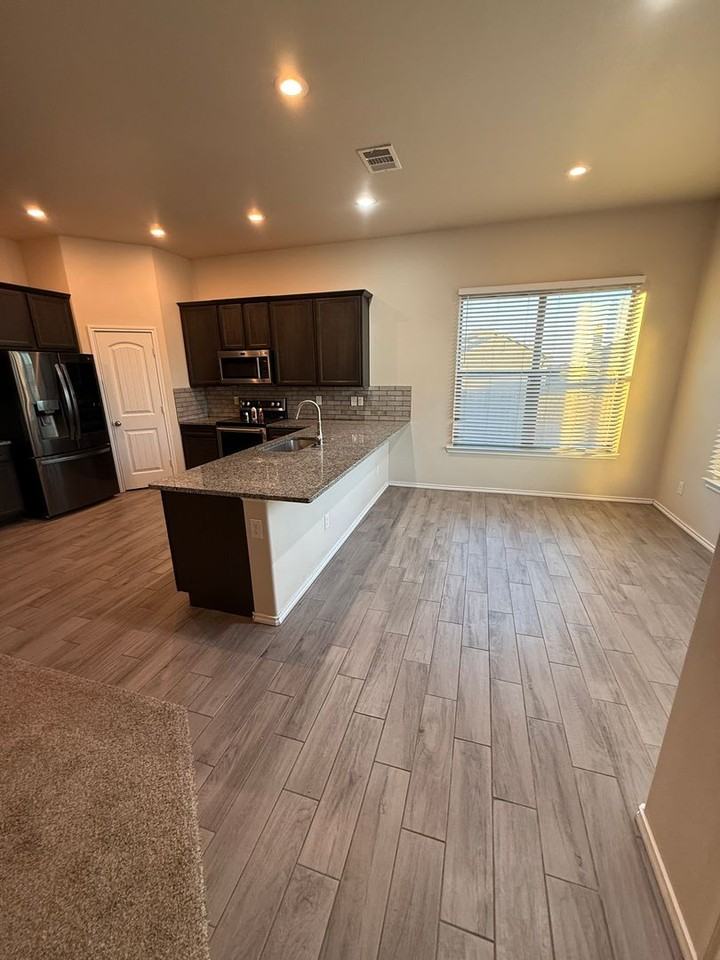 7401 103rd St - Photo 5 of 13