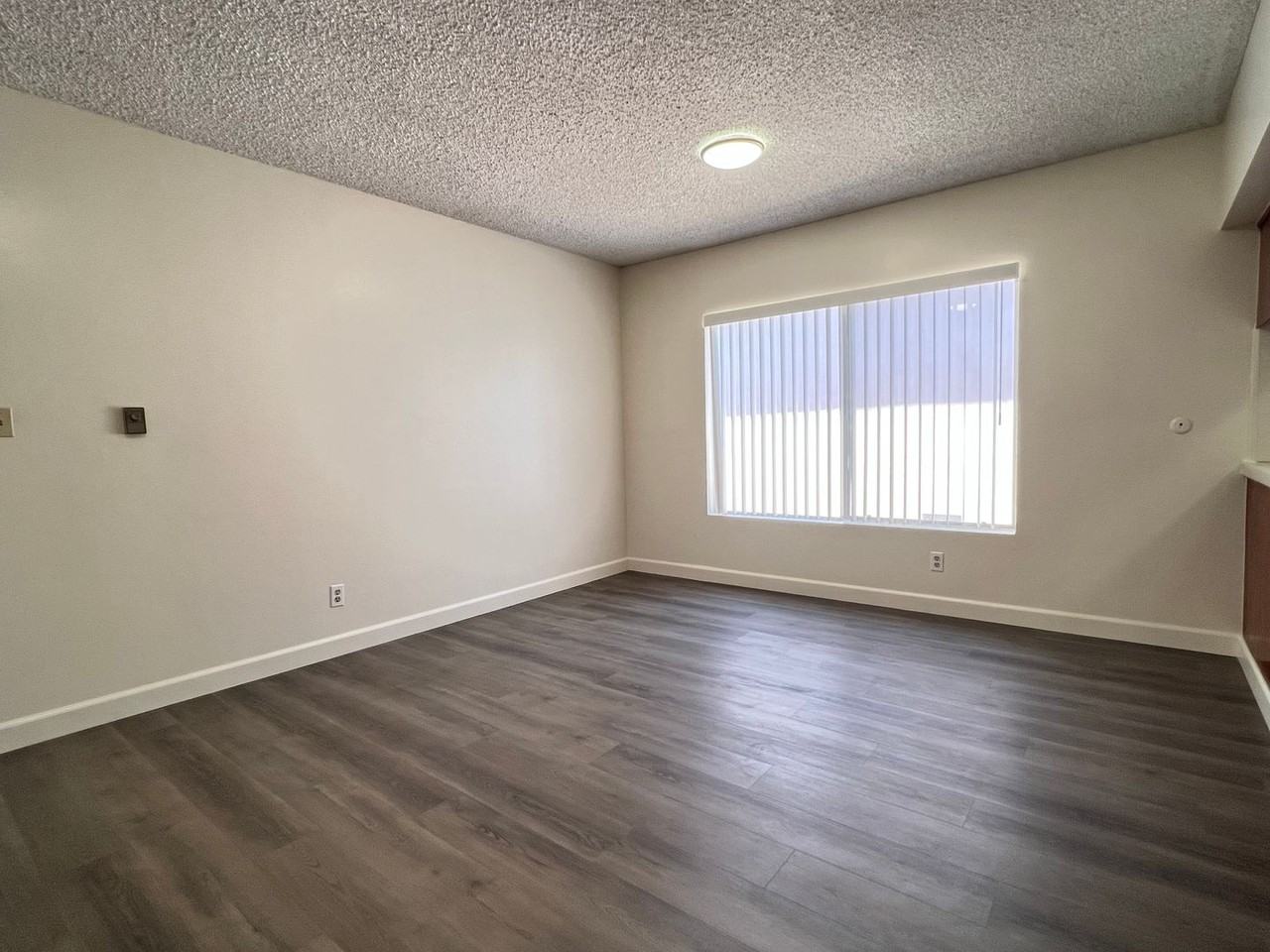 741 W 21st St - Photo 6 of 26