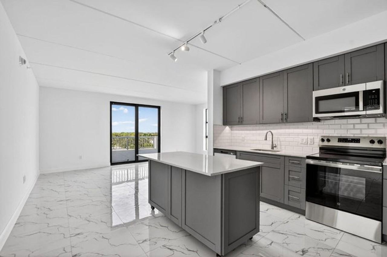 250 W Hidden Valley Blvd - Photo 2 of 19