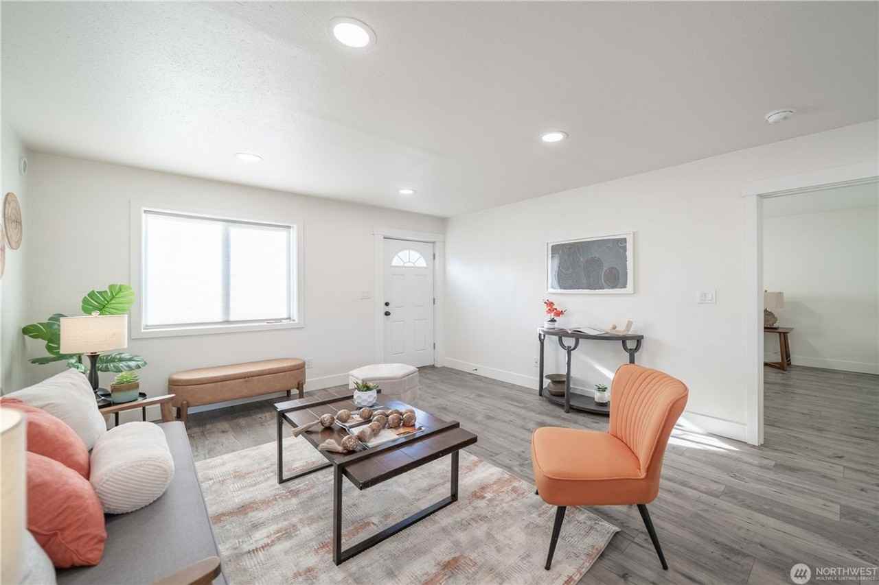 2135 S Cushman Ave - Photo 4 of 14