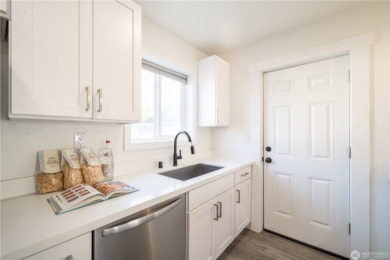 2135 S Cushman Ave - Photo 6 of 14