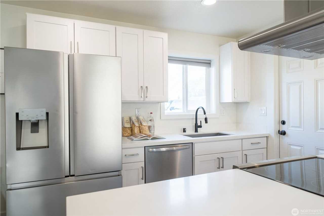 2135 S Cushman Ave - Photo 7 of 14