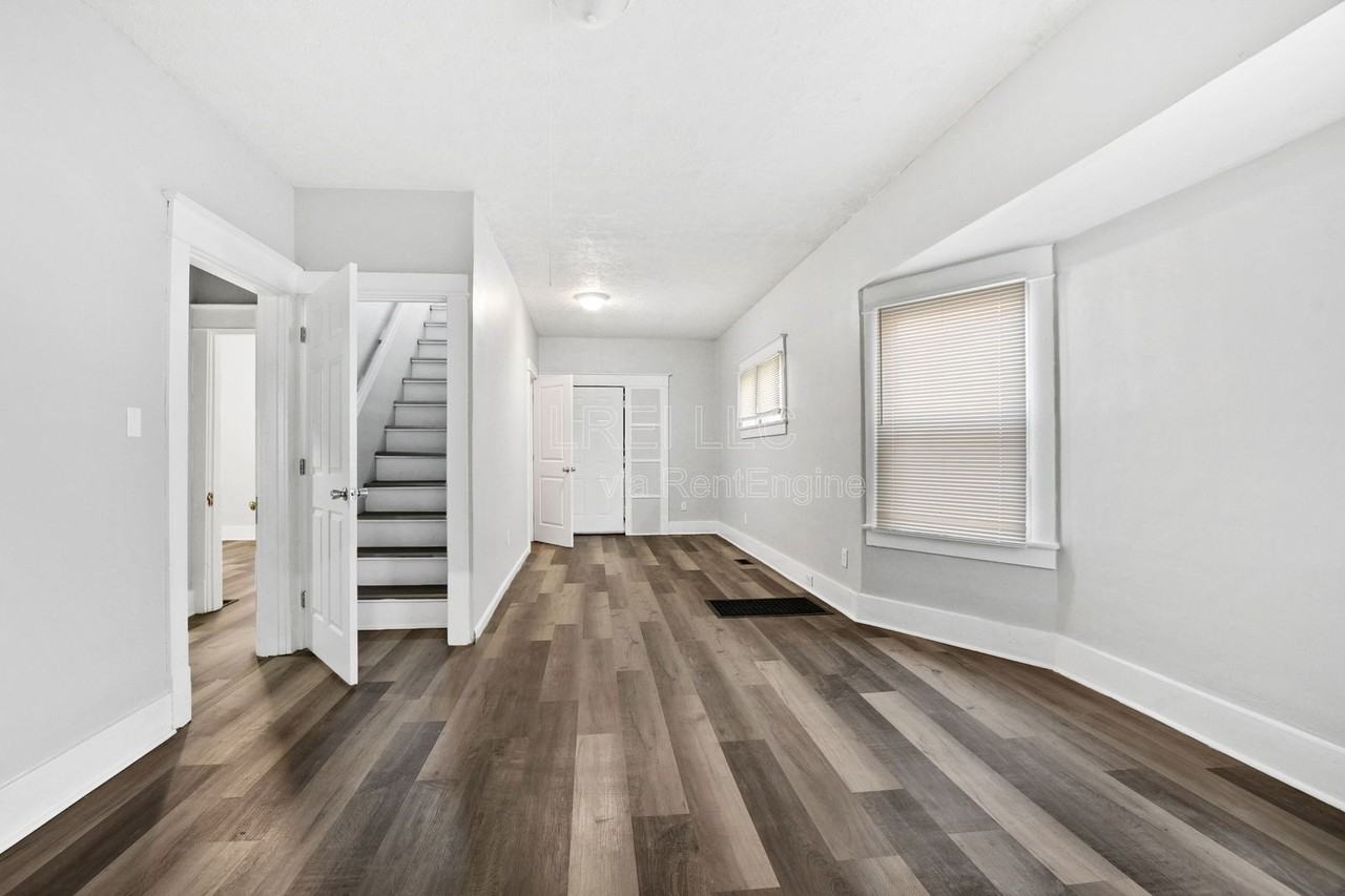 727 Sutcliffe Ave - Photo 3 of 16