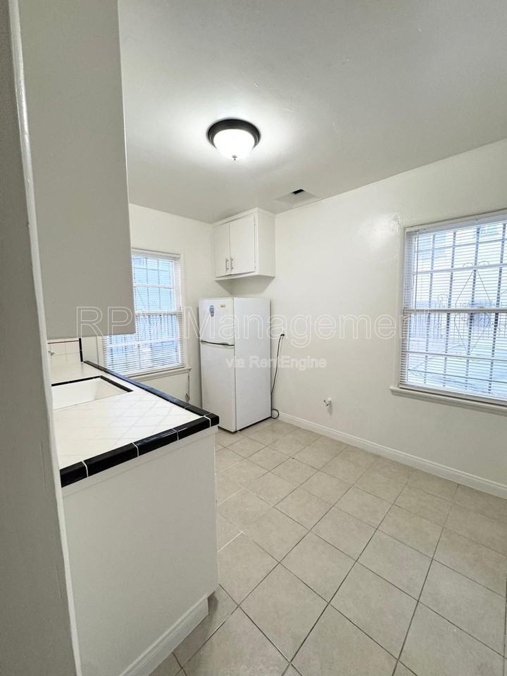 5404 La Mirada Ave #5 - Photo 4 of 7