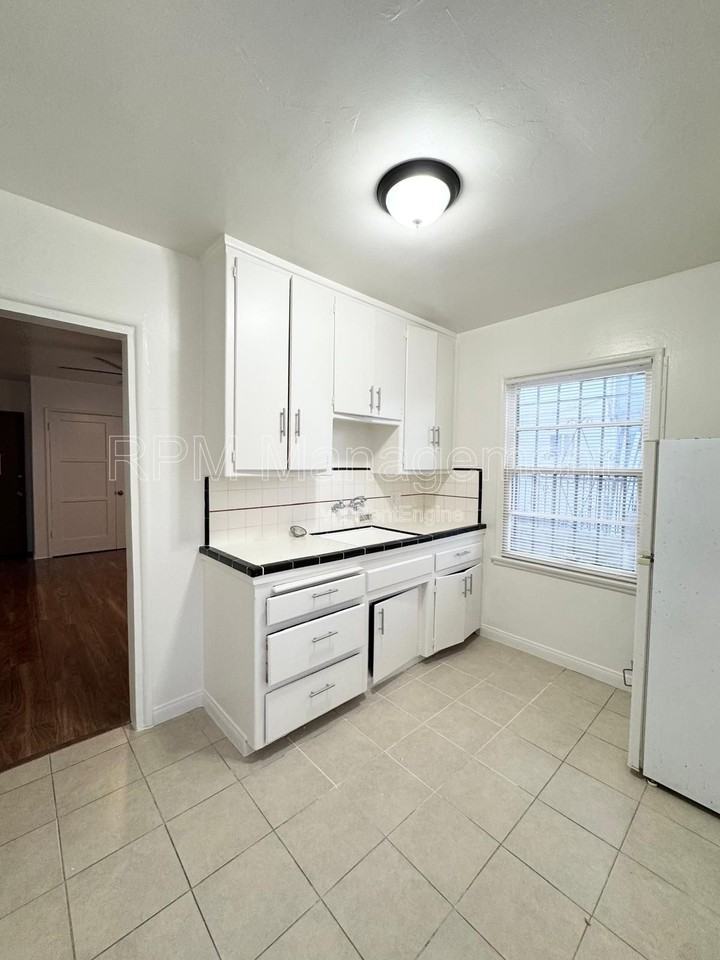 5404 La Mirada Ave #5 - Photo 5 of 7