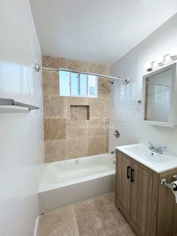 5404 La Mirada Ave #5 - Photo 6 of 7