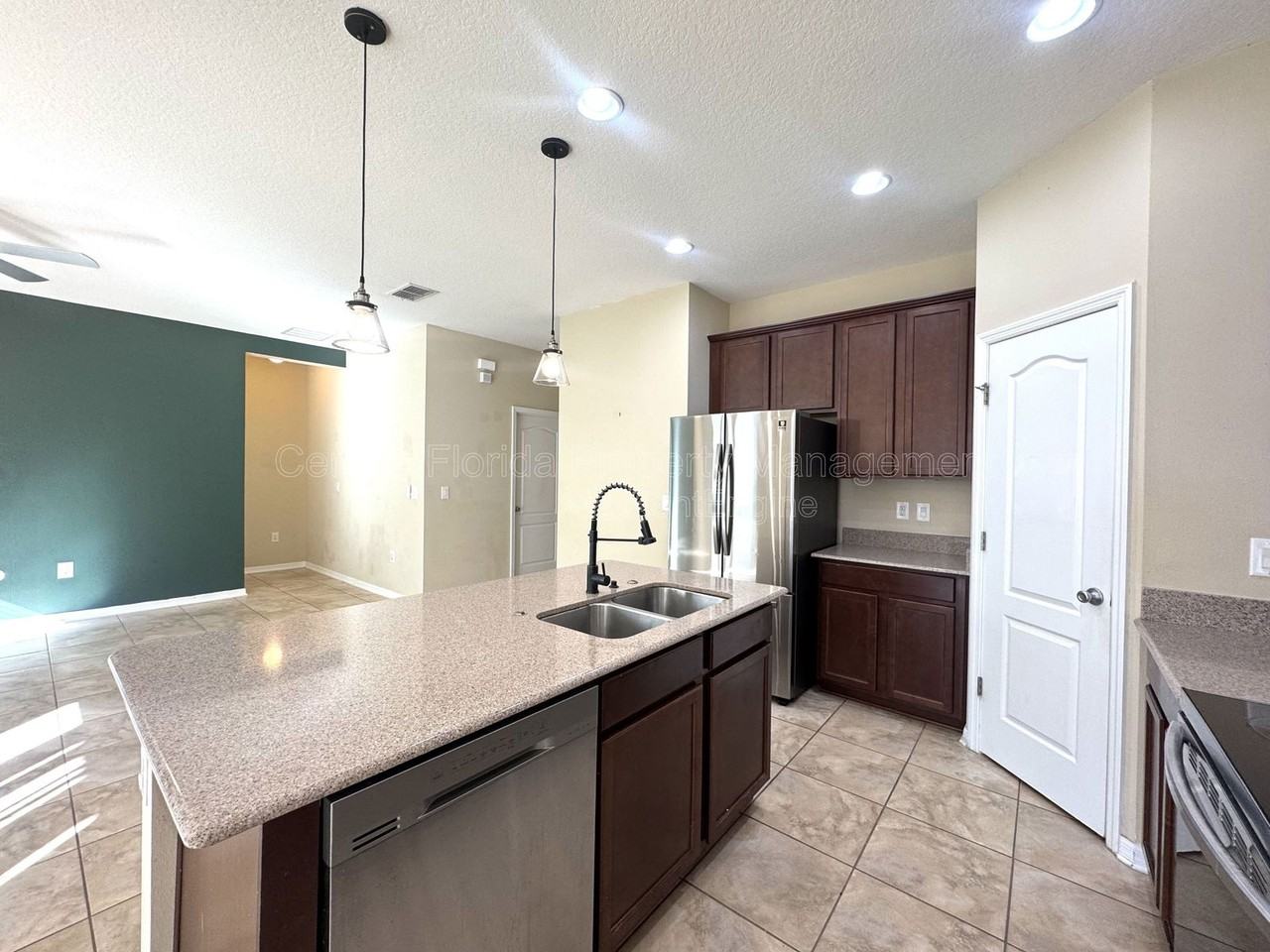 215 Lakeshore Dr - Photo 4 of 21