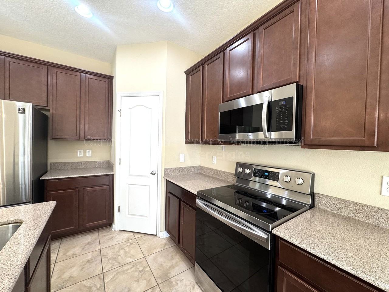 215 Lakeshore Dr - Photo 5 of 21