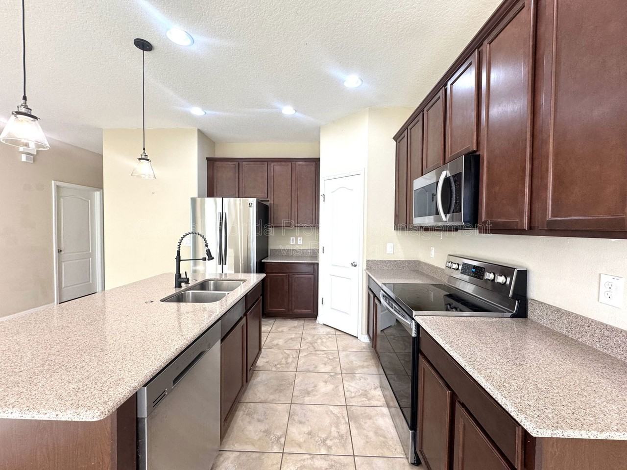 215 Lakeshore Dr - Photo 7 of 21