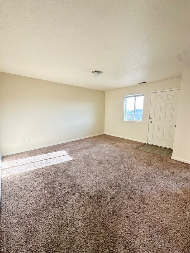 204 Abby Rd Apt 201 - Photo 4 of 15