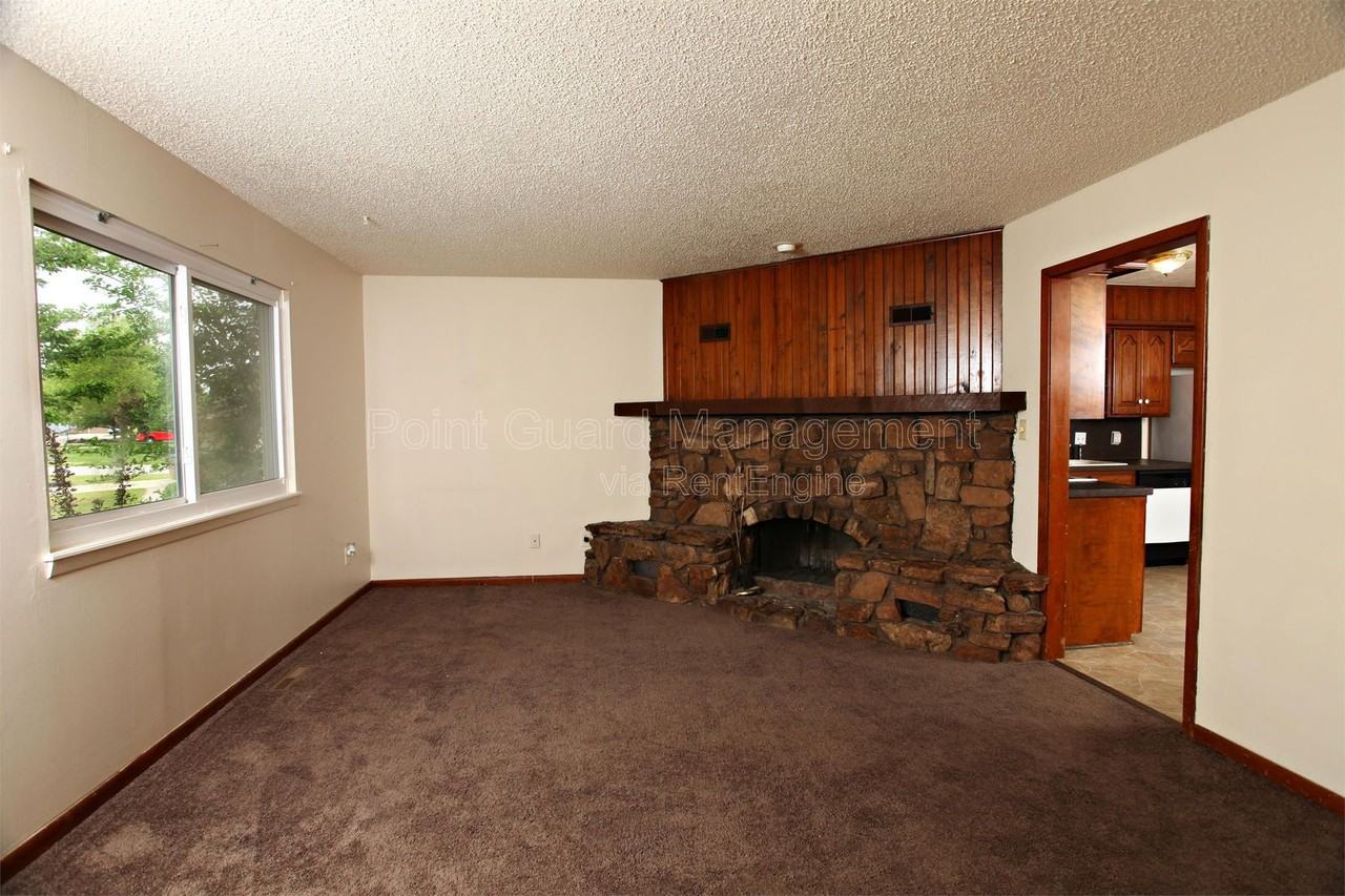 437 Hillcrest Ct N #1 - Photo 2 of 19