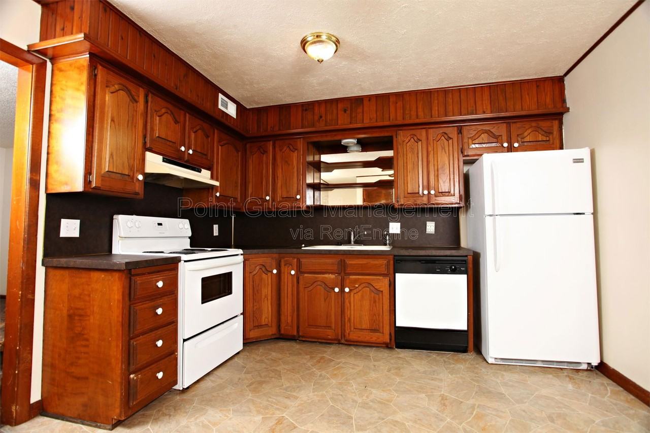 437 Hillcrest Ct N #1 - Photo 3 of 19