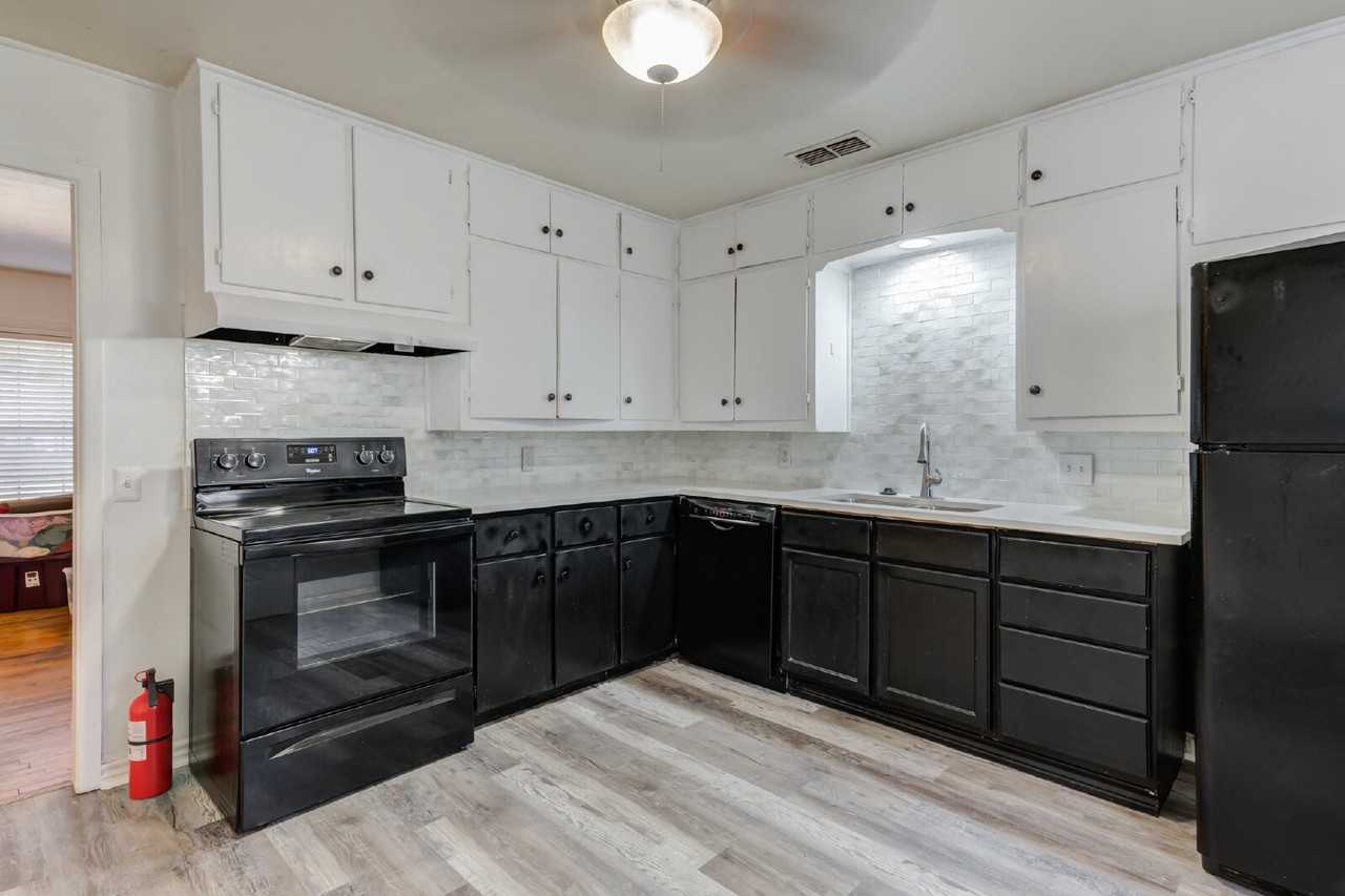 3305 30th St - Photo 3 of 26