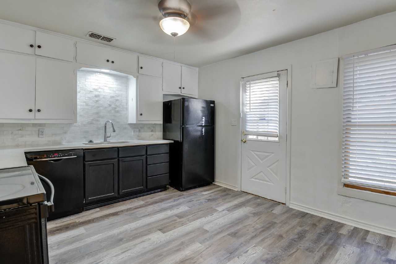 3305 30th St - Photo 6 of 26