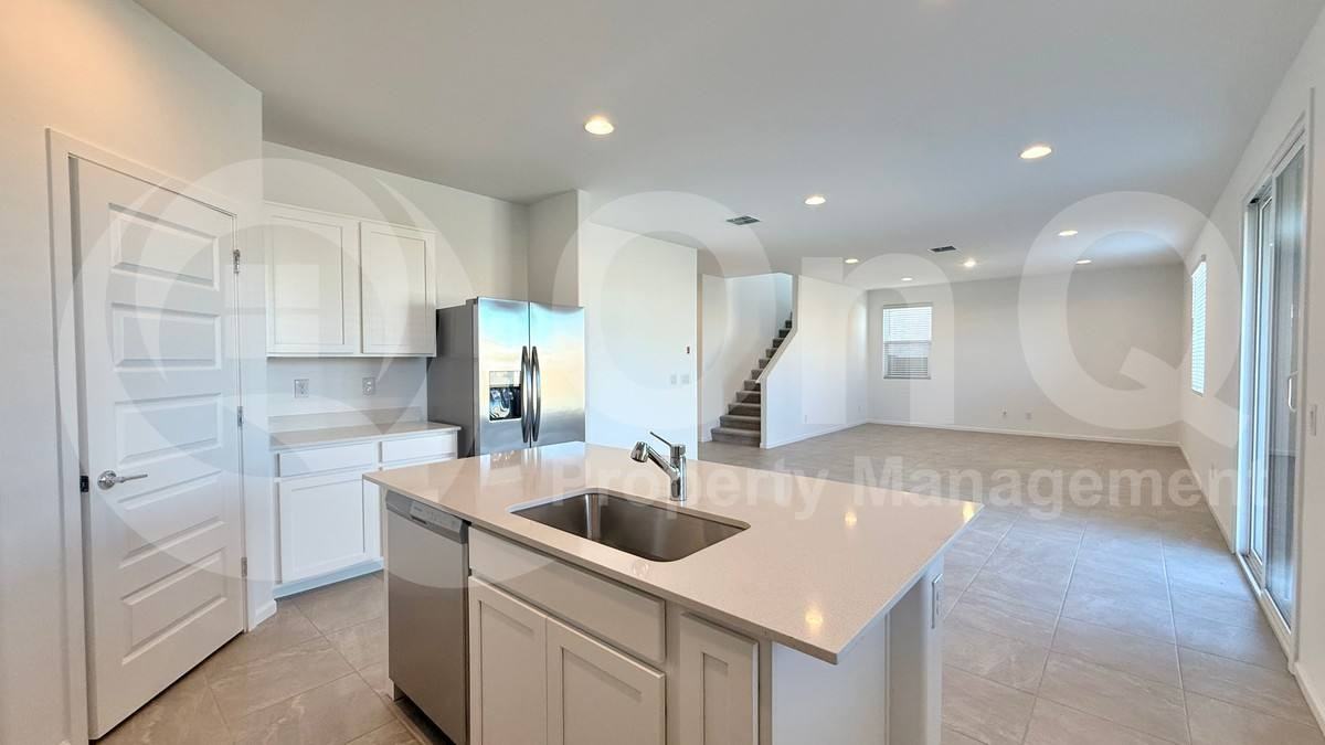 9524 W Cheery Lynn Rd - Photo 2 of 10