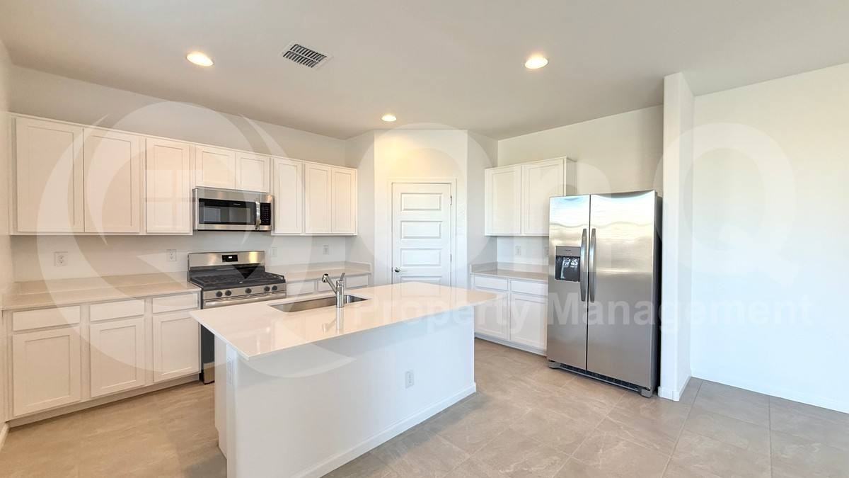 9524 W Cheery Lynn Rd - Photo 3 of 10