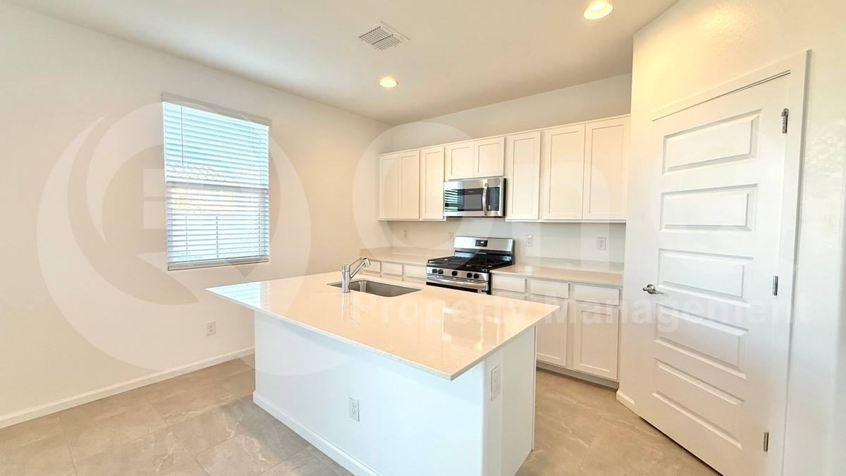 9524 W Cheery Lynn Rd - Photo 4 of 10