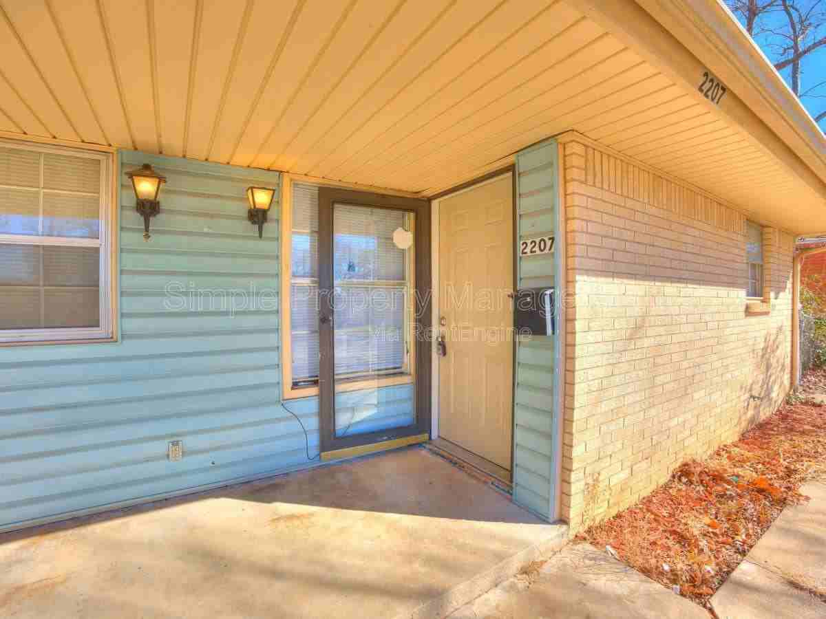 2207 Donna Dr - Photo 2 of 10