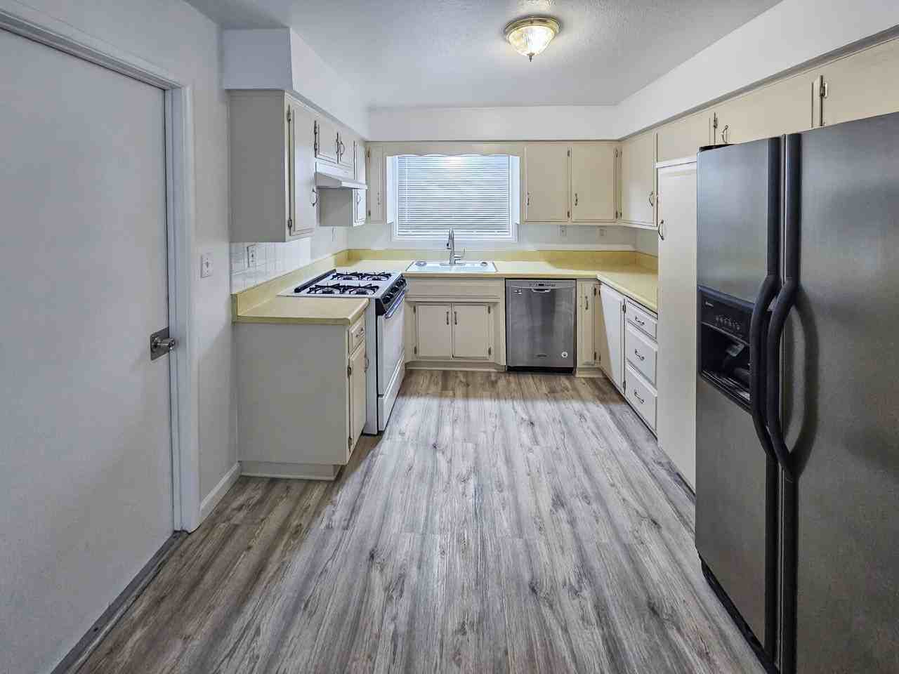 117 S Silver Ridge St - Photo 4 of 16