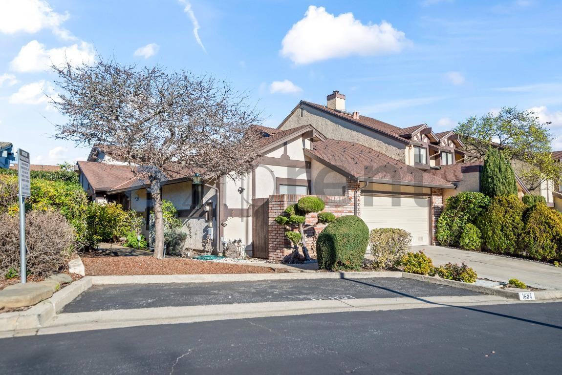 1654 Sugarloaf Dr - Photo 2 of 33