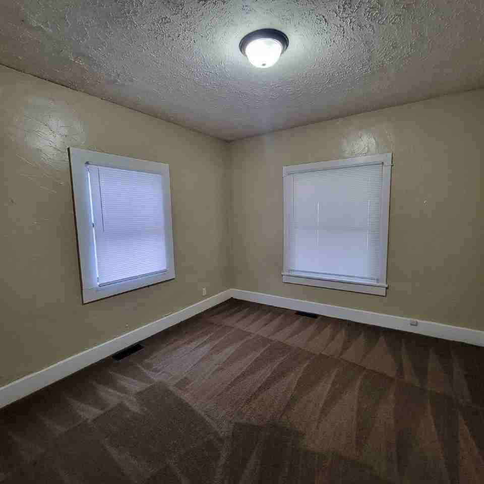 1336 N Kealing Ave - Photo 2 of 7