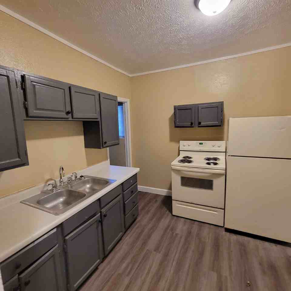 2041 Southeastern Ave - Photo 3 of 5