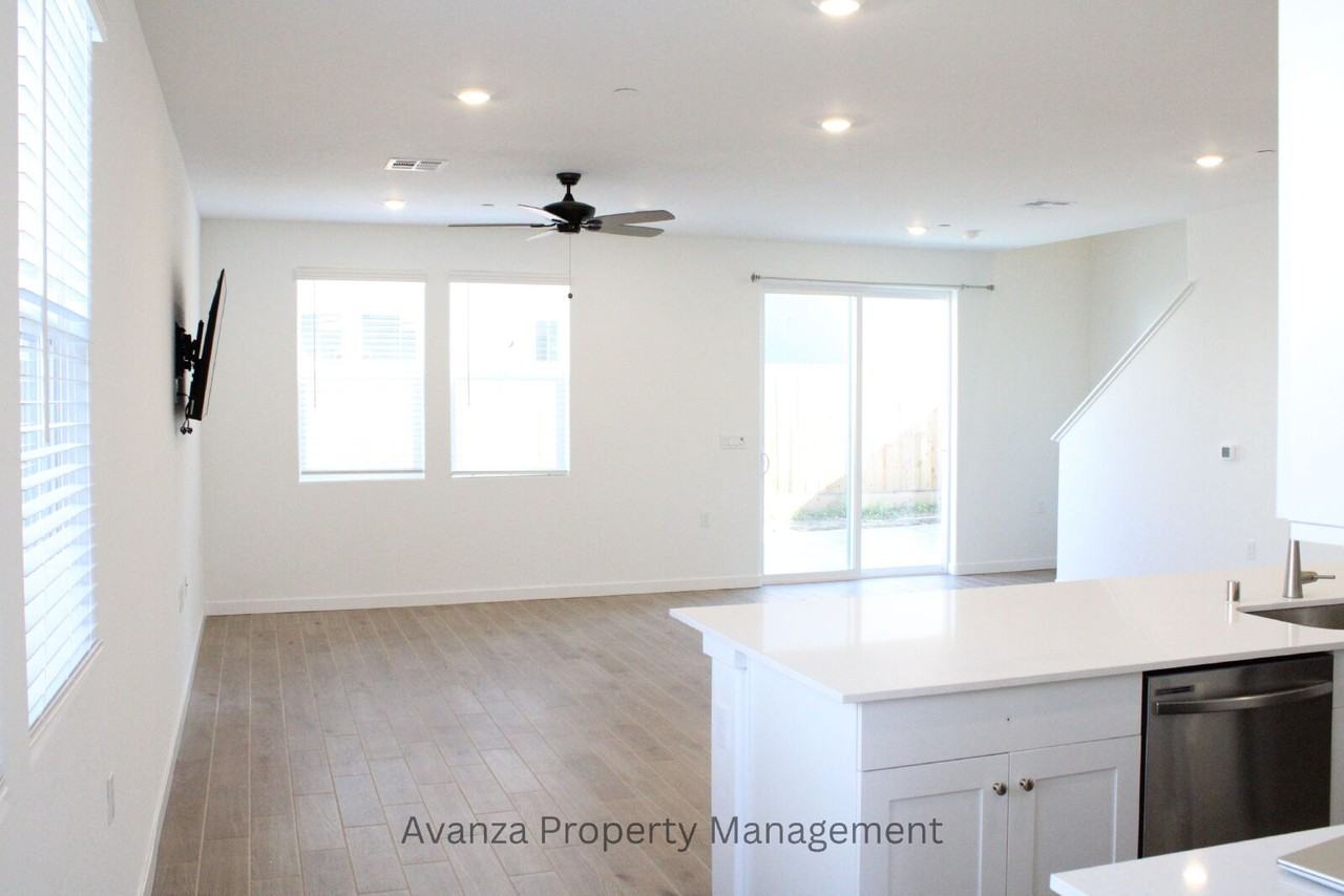 3422 N Ensanada Ave - Photo 3 of 25