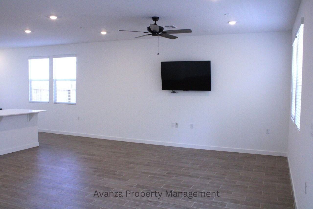 3422 N Ensanada Ave - Photo 4 of 25