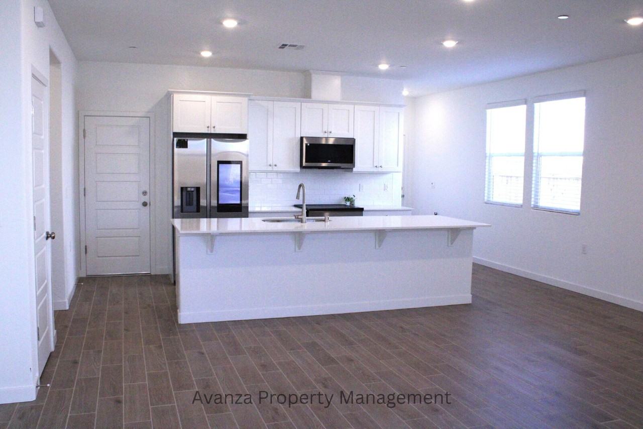 3422 N Ensanada Ave - Photo 5 of 25