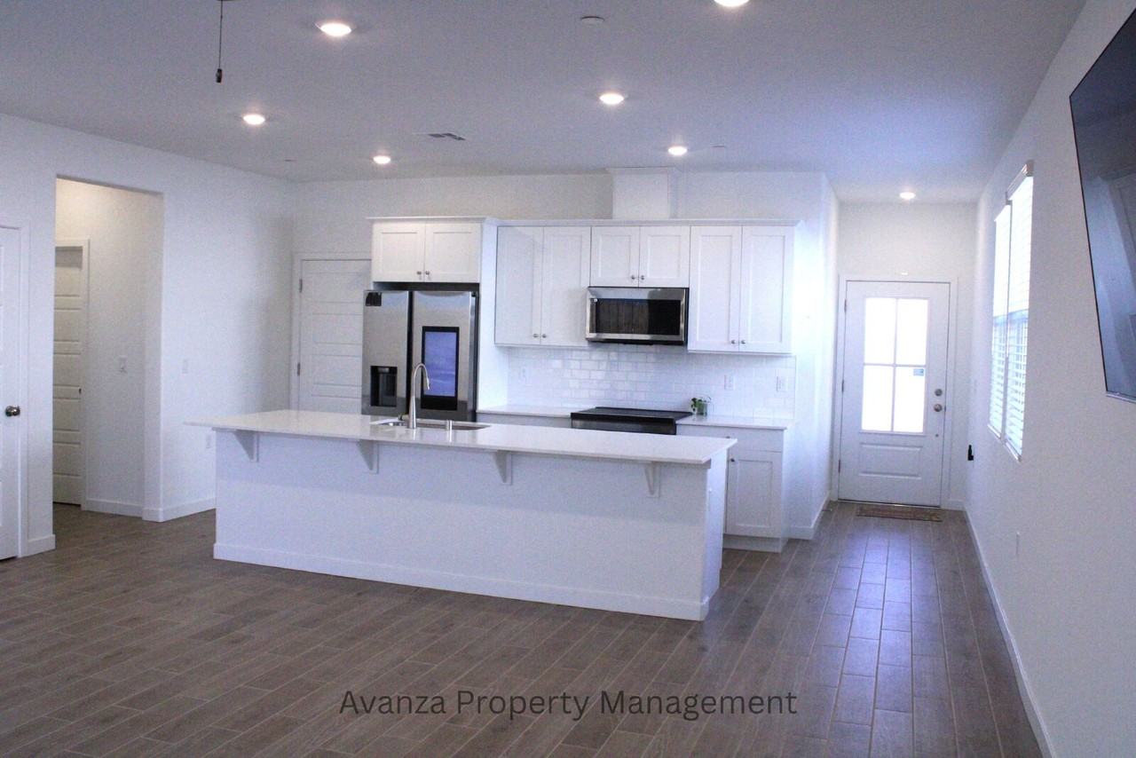 3422 N Ensanada Ave - Photo 6 of 25