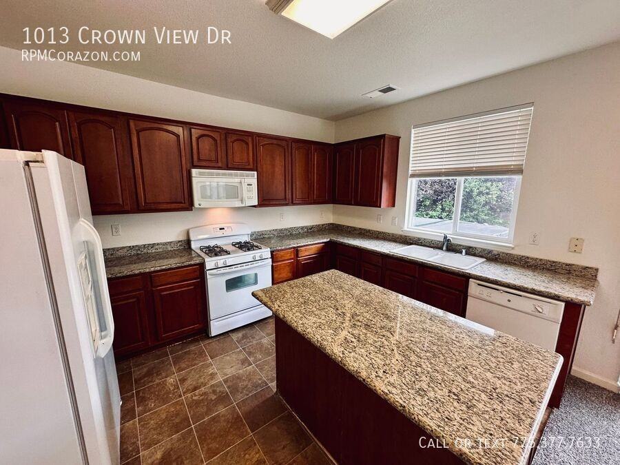 1013 Crown View Dr - Photo 2 of 45