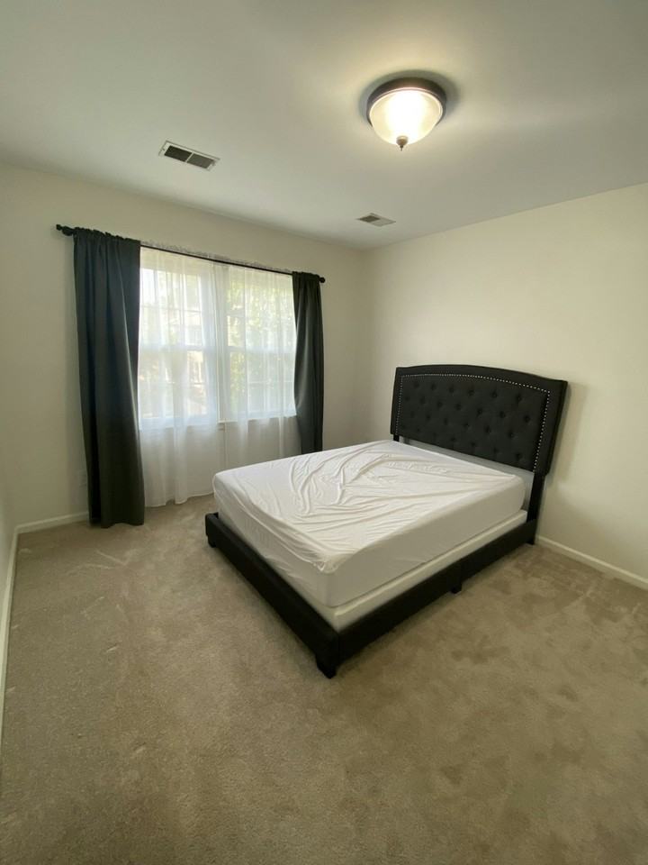 557 Tiffany Court - Photo 7 of 9