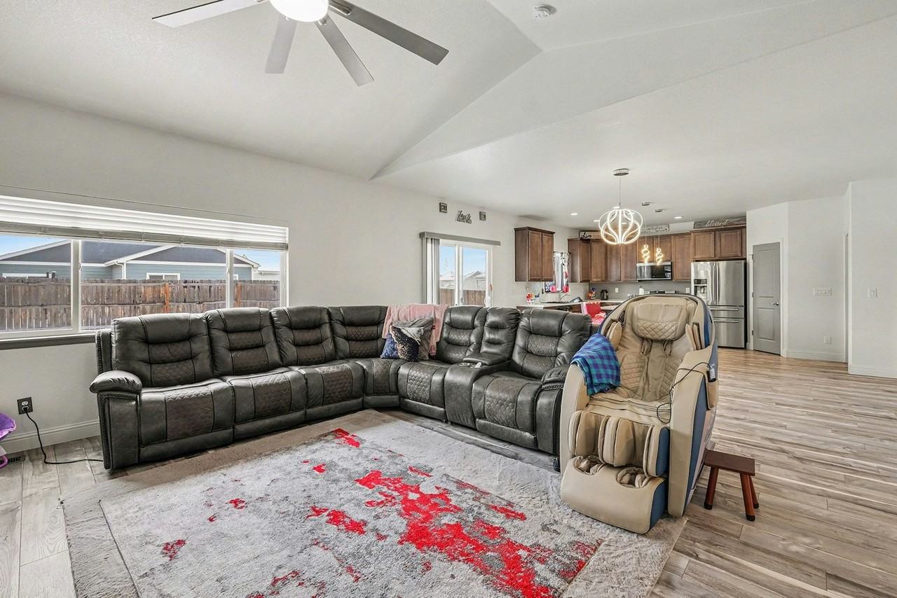 703 South Settlers Drive - Photo 3 of 20